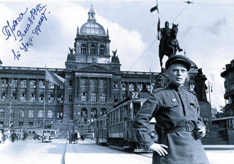 Советский солдат на фоне пражского Национального музея, Прага, Вацлавская площадь, 1945 год