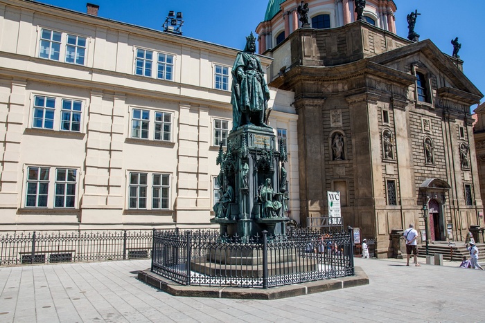 Памятник Карлу IV у Карлова моста в Праге