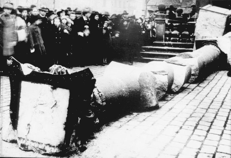 Поваленная Марианская колонна, 3 ноября 1918 года