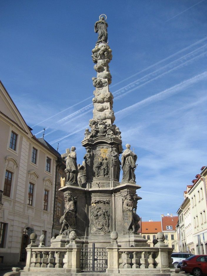Австрийский город с чумной колонной 4 буквы. Чумная колонна (Вена). Чумной столб в Вене. Чумная колонна в Праге. Чумной столб в Будапеште.